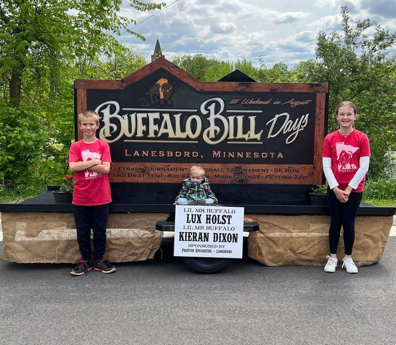 three children in front of buffalo bill days sign