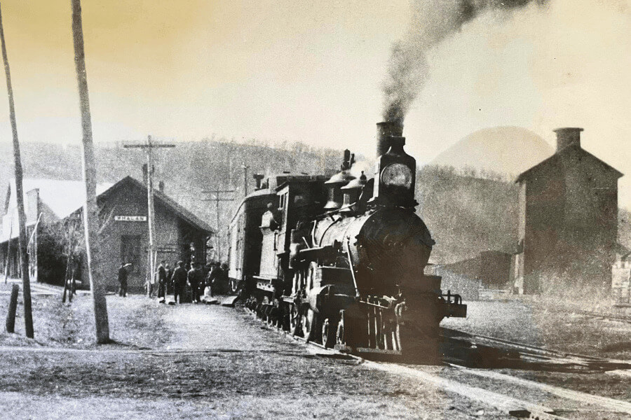 Passengers waiting to get on the train in Whalan, early 1900s