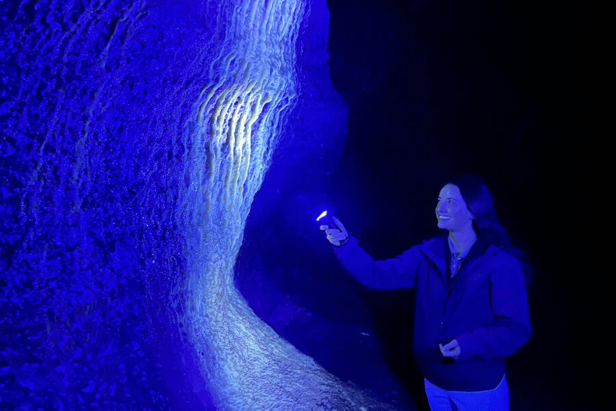 Blacklight tour at Niagara Cave