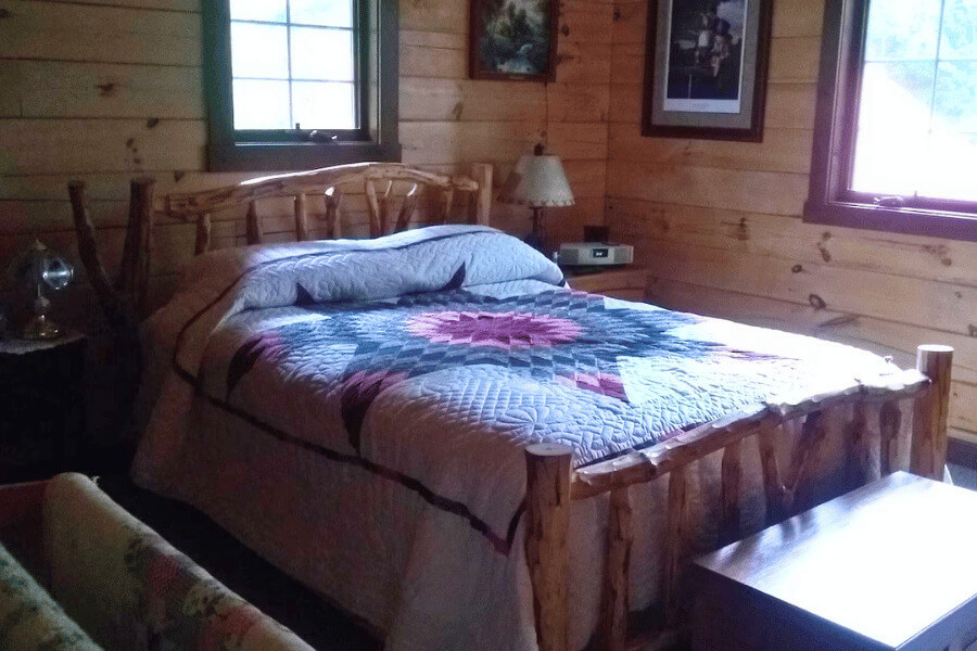 A bedroom at Root River Valley Cabin