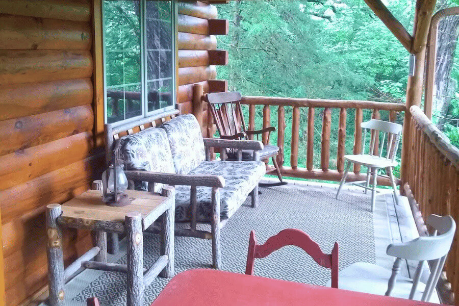 Outdoor seating and dining area at Root River Valley Cabin