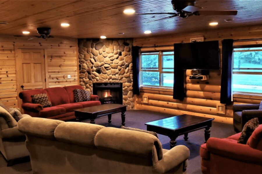 A common room with fireplace and TV at Cedar Valley Resort