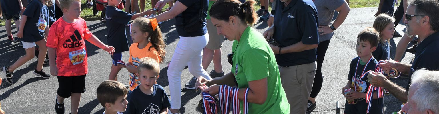 handing out medals 5k