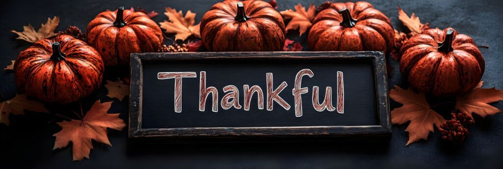 vecteezy_thanksgiving-pumpkins-with-chalkboard-sign-thankful_50532169