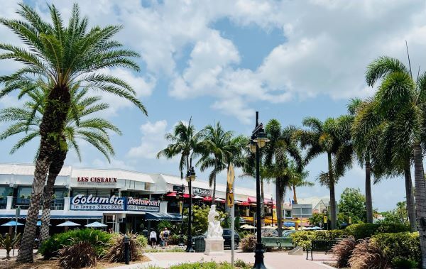 Picture of stores on St. Armands Circle.