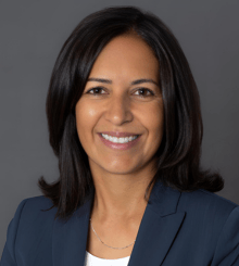 Liz Taveres Headshot