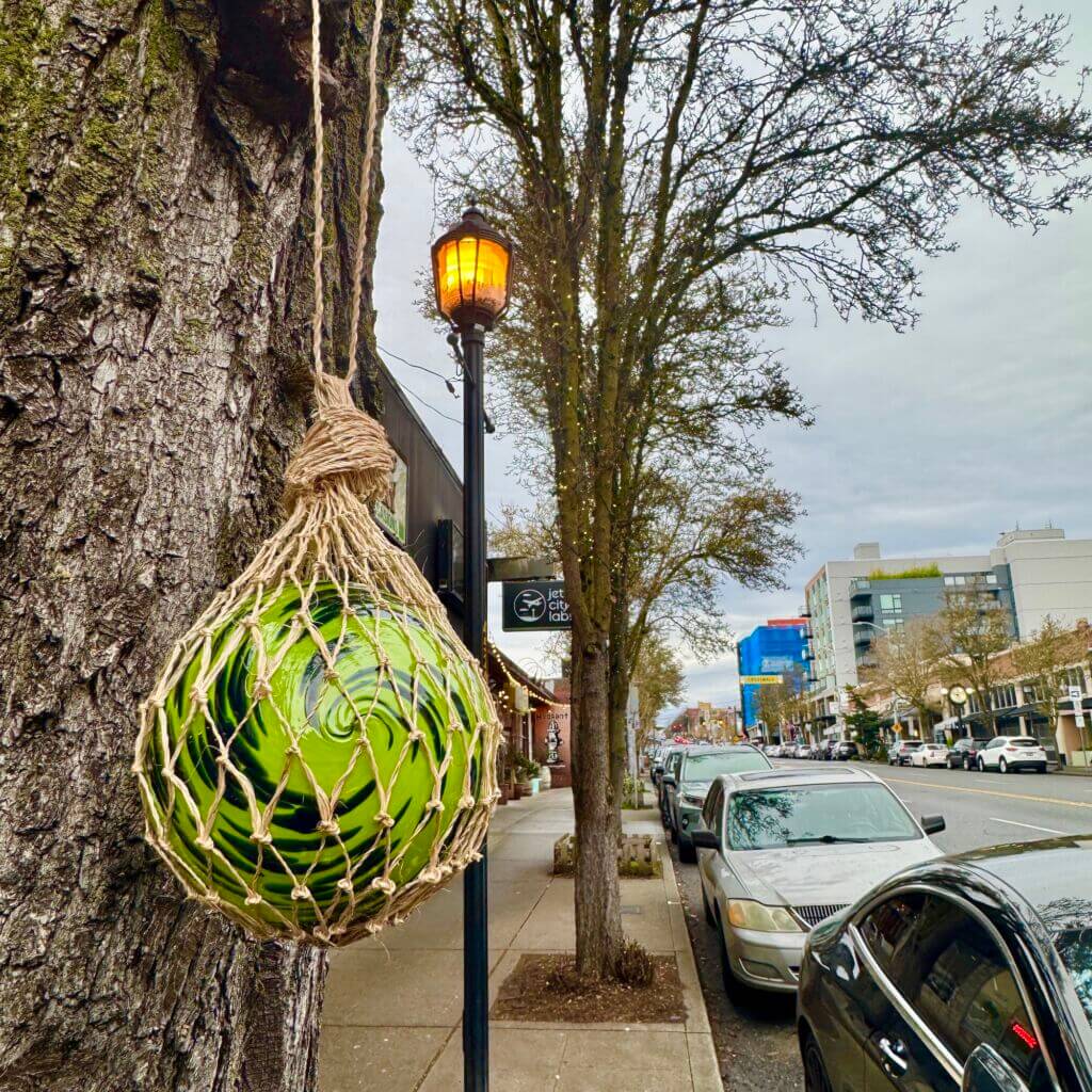 float-lampost-tree