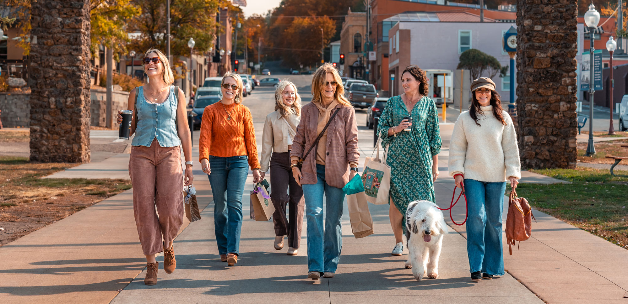 women with shopping bags under the Hudson Arch.