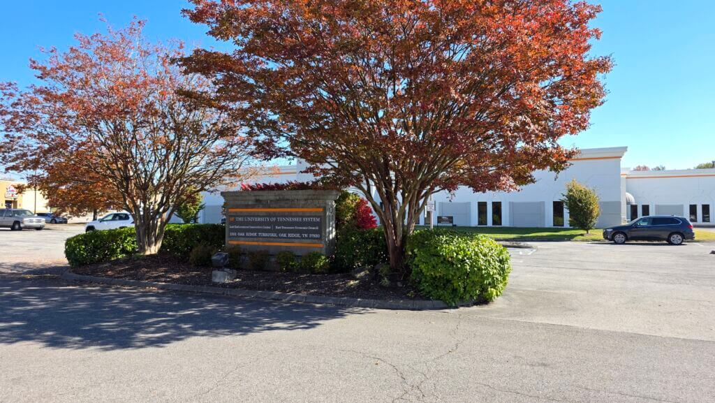 Sign facing Oak Ridge Turnpike