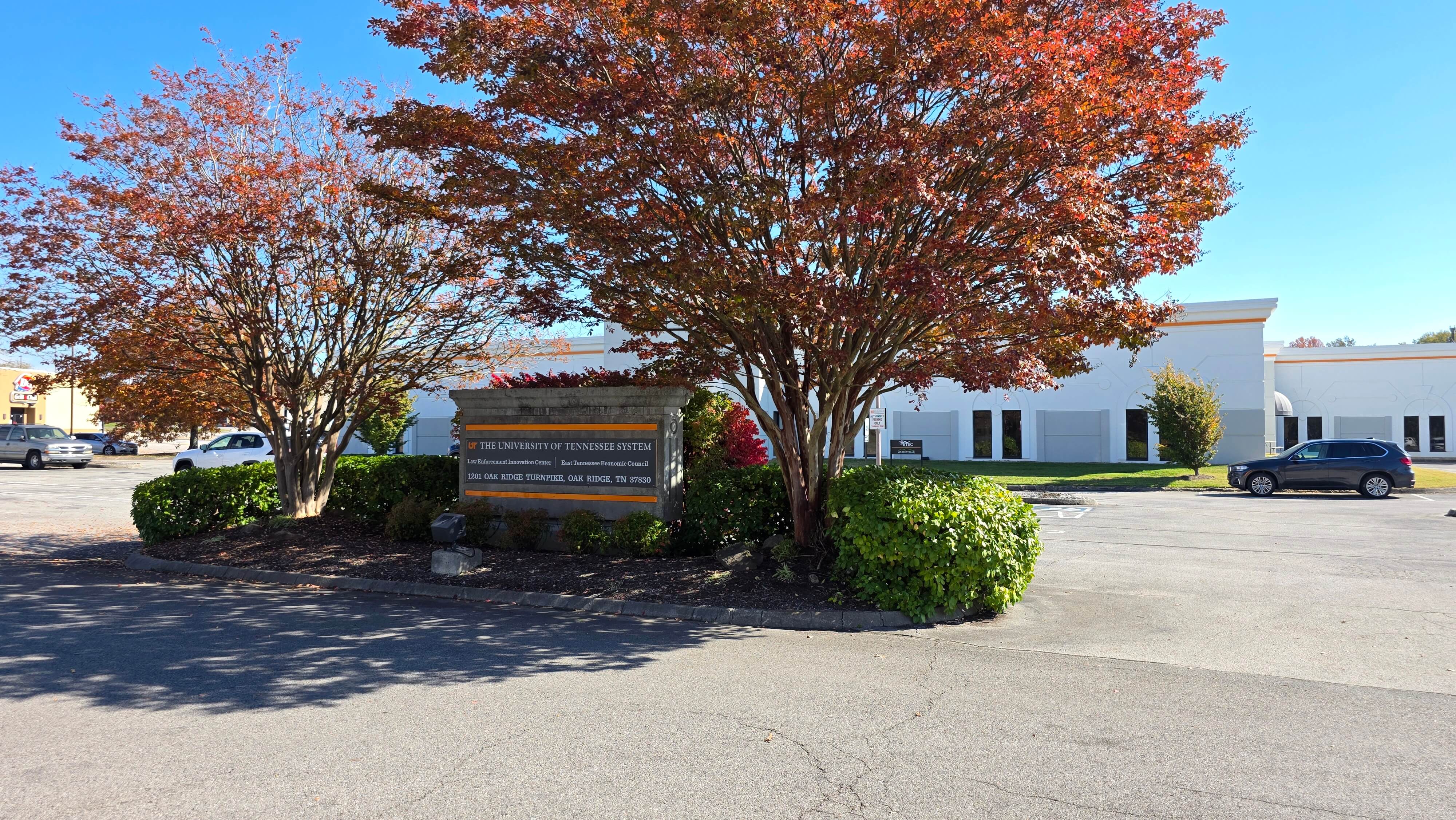 Sign facing Oak Ridge Turnpike