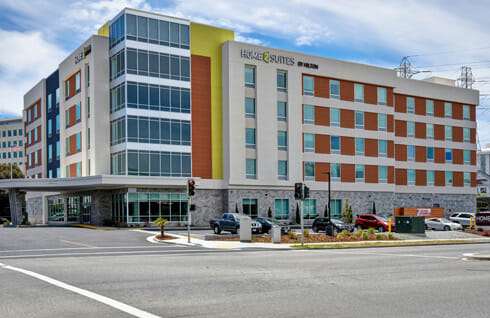 Un hotel concurrido, elegante y moderno, construido íntegramente a partir de módulos.