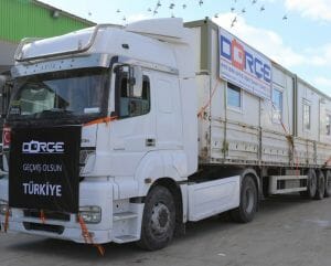 Camión de DORCE distribuyendo ayuda de emergencia tras el terremoto de febrero de 2023 en Turquía.