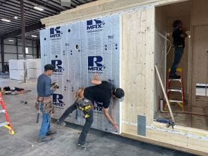 El aislamiento de poliisocianurato se ha convertido en una de las principales opciones para la construcción modular. Este panel de espuma plástica termoendurecible es famoso por su impresionante lista de atributos, como su alto rendimiento térmico, su bajo peso y otros.