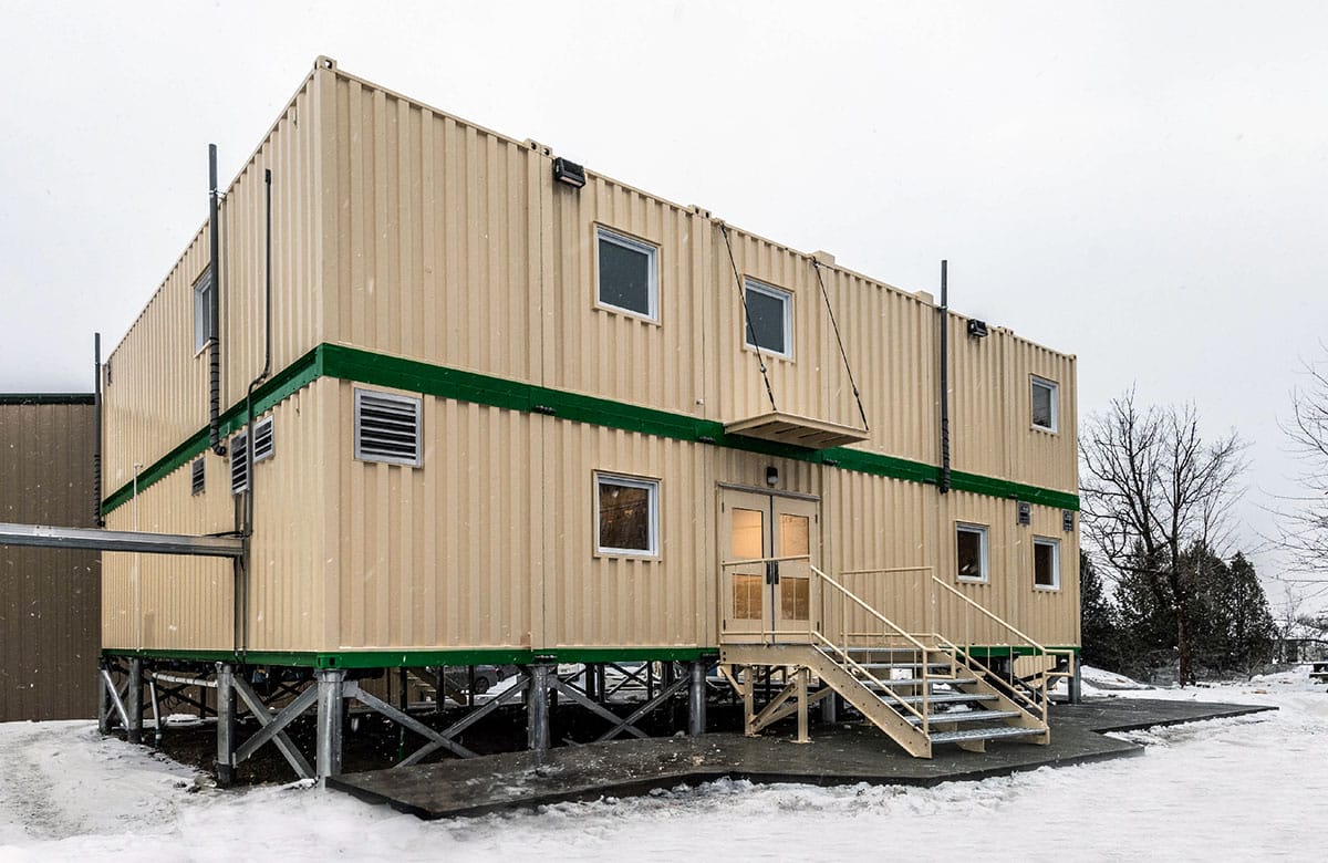 Extérieur du complexe de bureaux modulaires, construit par Corner Cast Construction Inc.