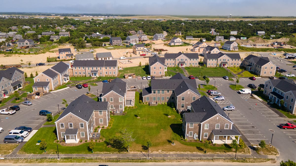 Vue aérienne de logements modulaires sur l'île de Nantucket