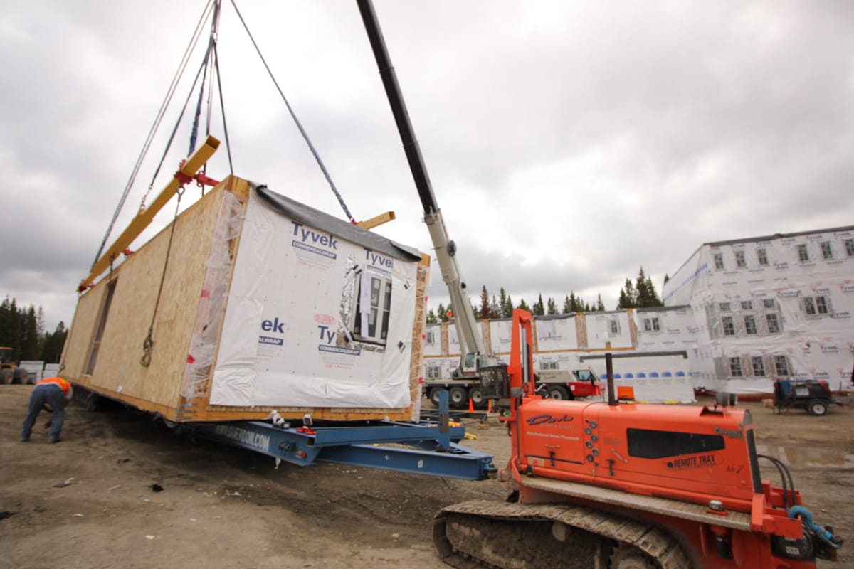 placement d'un module lors de la construction du Yellowstone Canyon Lodge