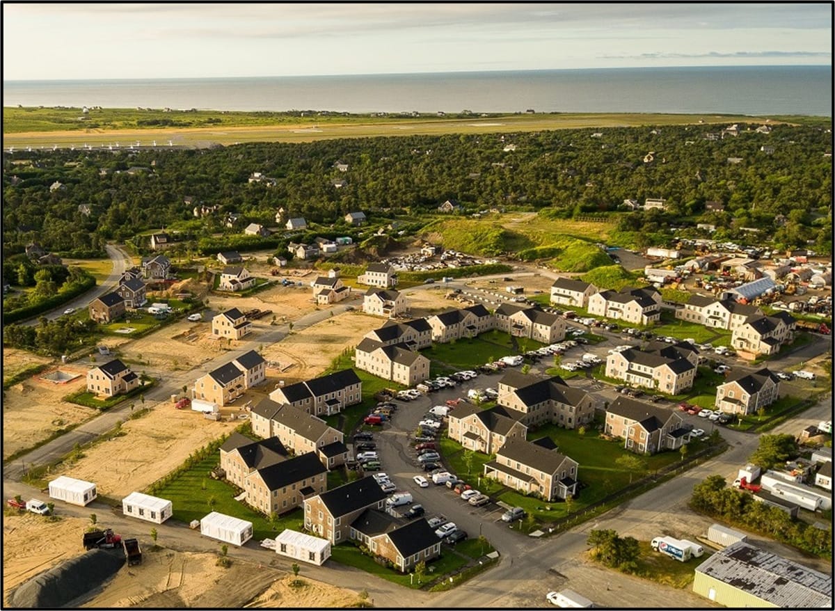 vista aérea de viviendas modulares en la isla de Nantucket