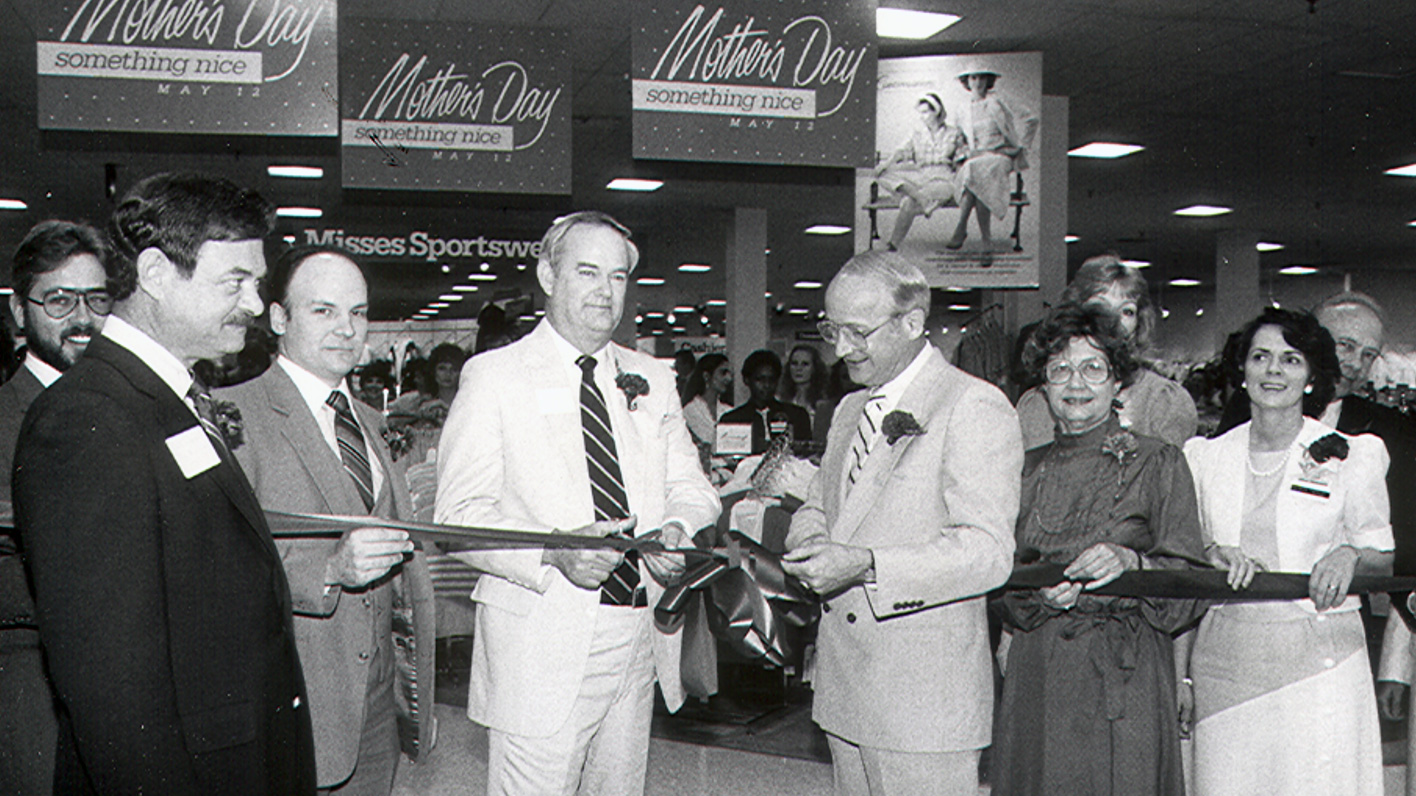 mall-ribbon-cutting