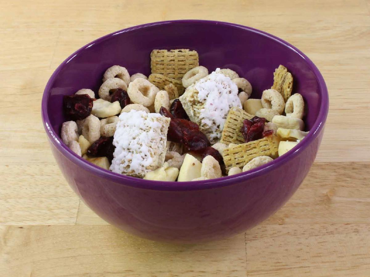 Dried Fruit and Cereal Snack Mix