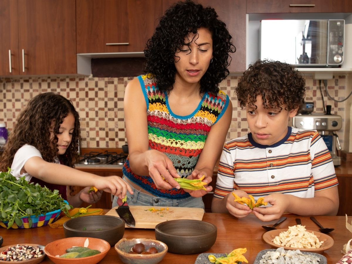 Family cooking together_4x3 Family cooking together_4x3