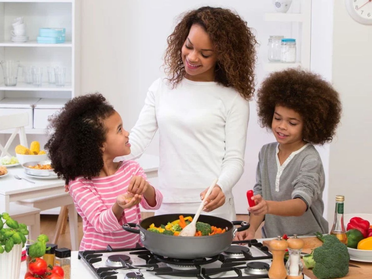 Mother and Children Cooking_4x3 Mother and Children Cooking_4x3