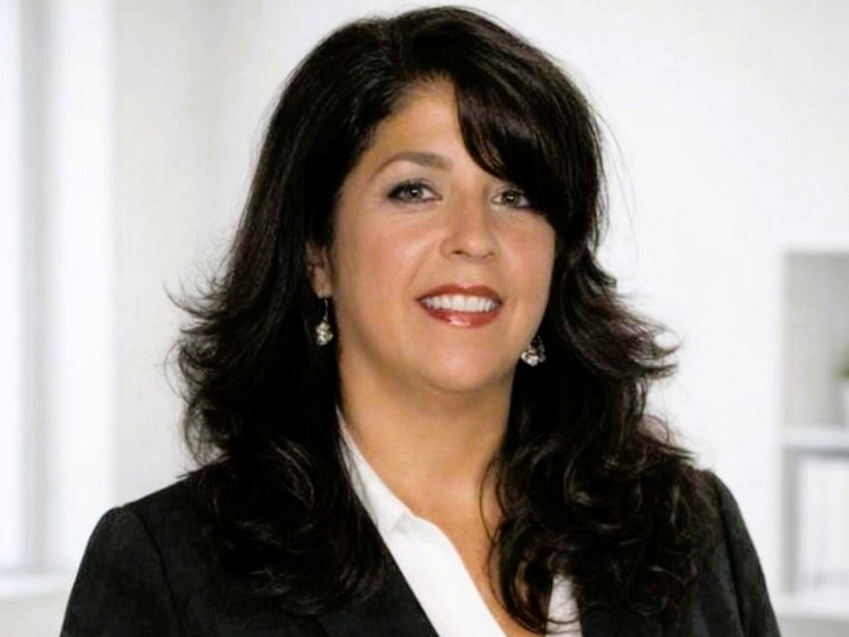 Lisa Lyons Headshot Photo