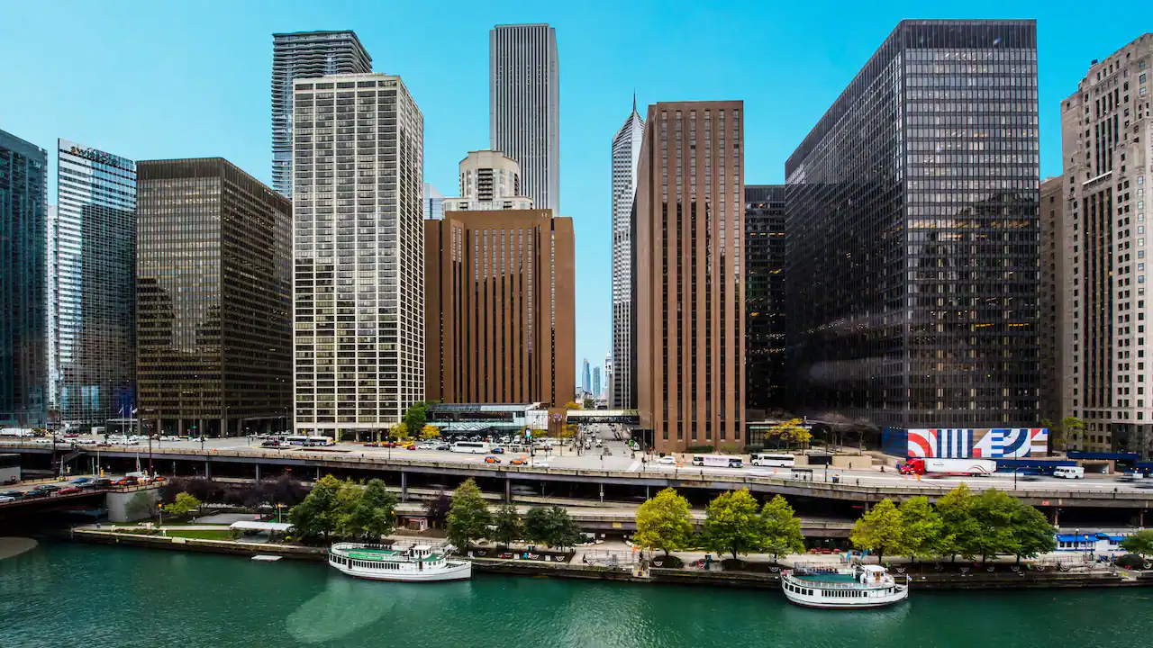Hyatt-Regency-Chicago-P552-Exterior-Horizontal-River.16x9