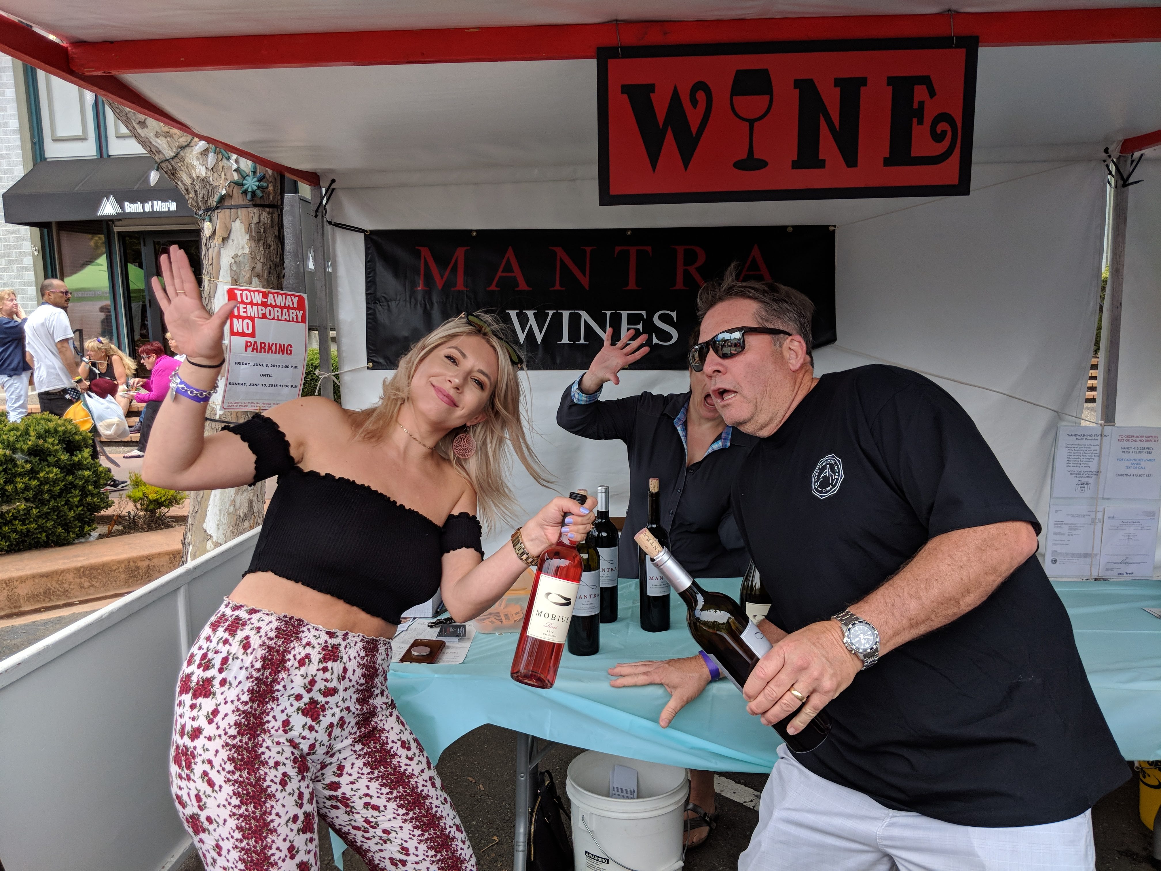 mantra wine and their staff help volunteer at the Novato Chamber Marin County Art and Wine Festival