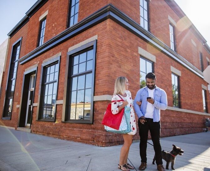 1542644613-670w_545h_downtowncouplecheckingphone21 1542644613-670w_545h_downtowncouplecheckingphone21