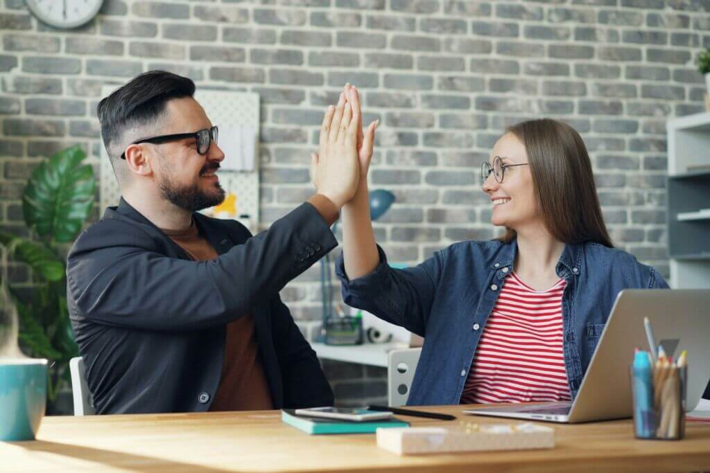 highfive-teamwork-desk-work-together-high five-office highfive-teamwork-desk-work-together-high five-office