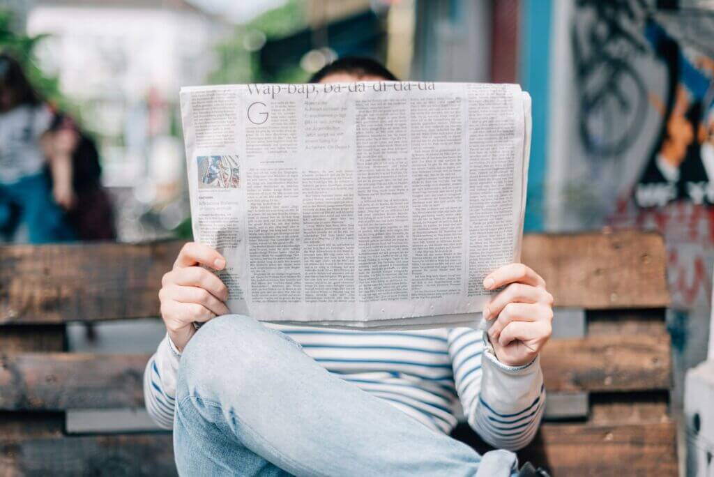 newspaper-news-bench-reading-read-paper newspaper-news-bench-reading-read-paper