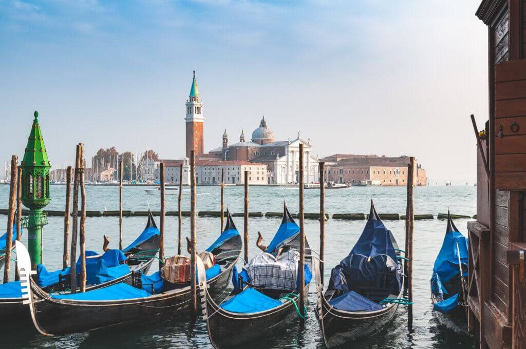 VeniceGondolas-unsplash