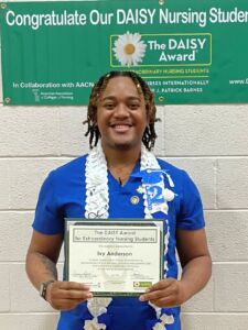 Ivy-Anderson-LPN-Daisy-AwardSu2025 Ivy Anderson holds his DAISY Award® and sculpture on July 29, 2025.