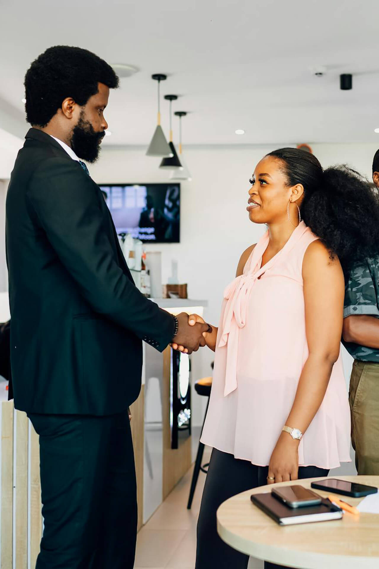 pexels-ninthgrid-1280x1920 2 people shaking hands
