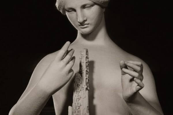 statue
