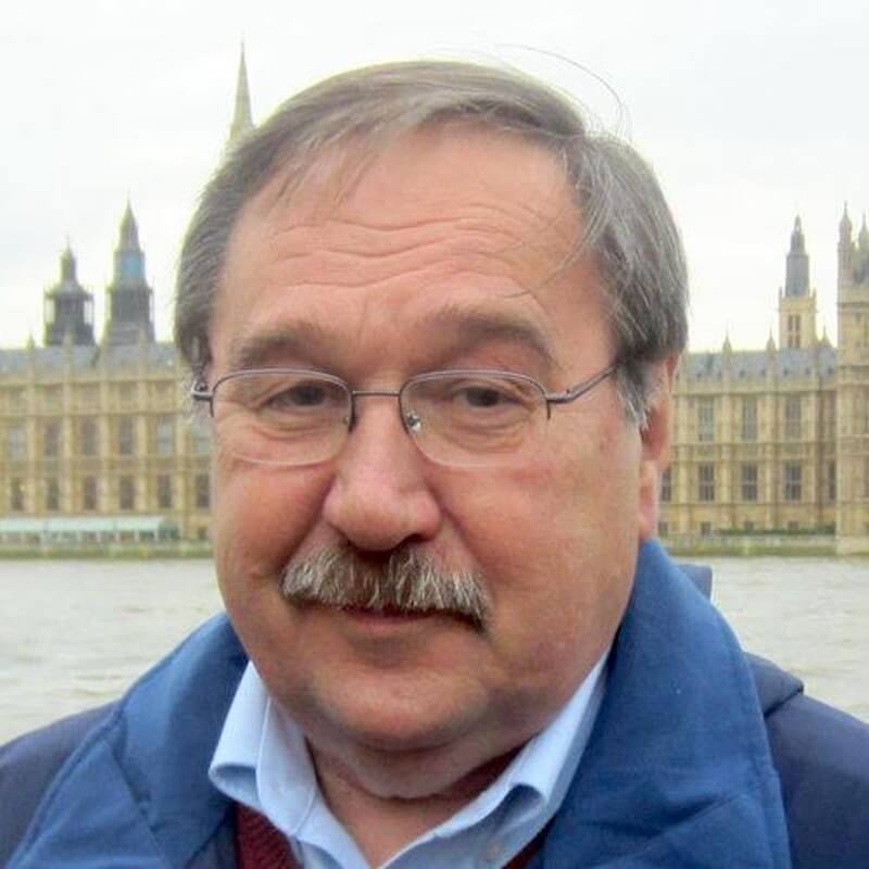 Headshot of journalist Tom Torok.