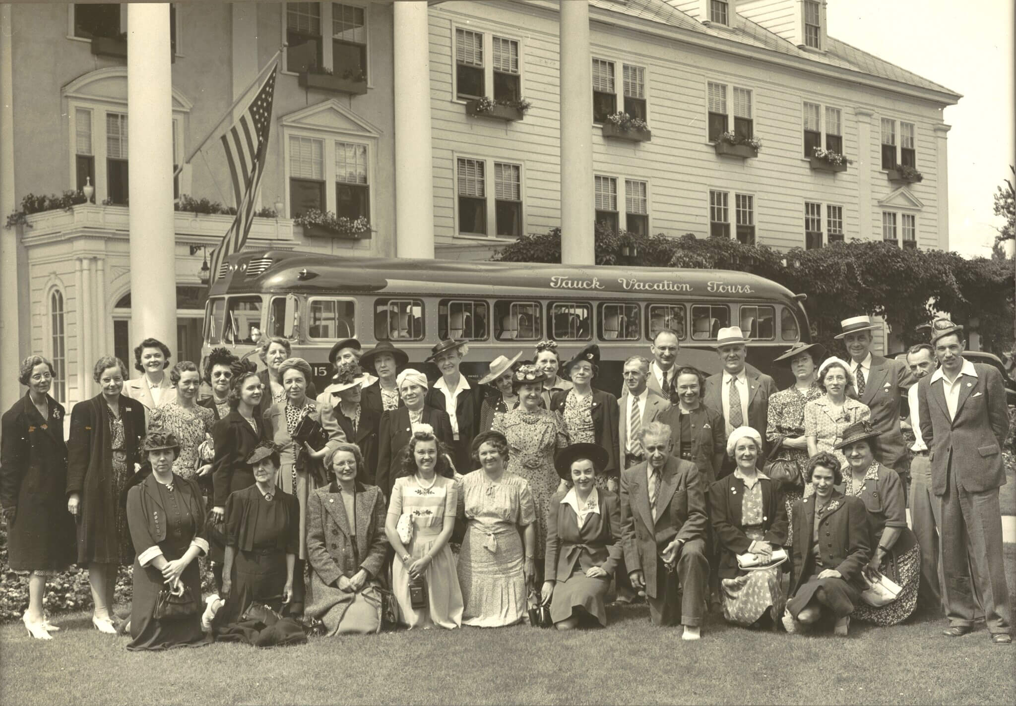 A group of vacationers gather for a photo in front of the Eastern Slope Inn.