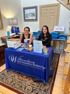 Behind-the-scenes/ our volunteers