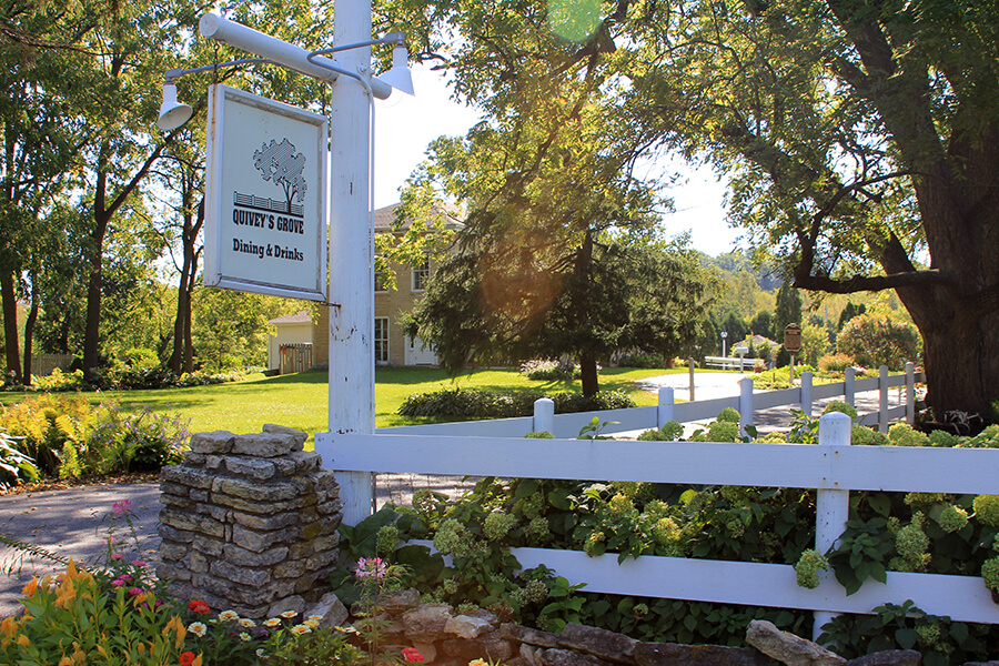 quiveys grove sign