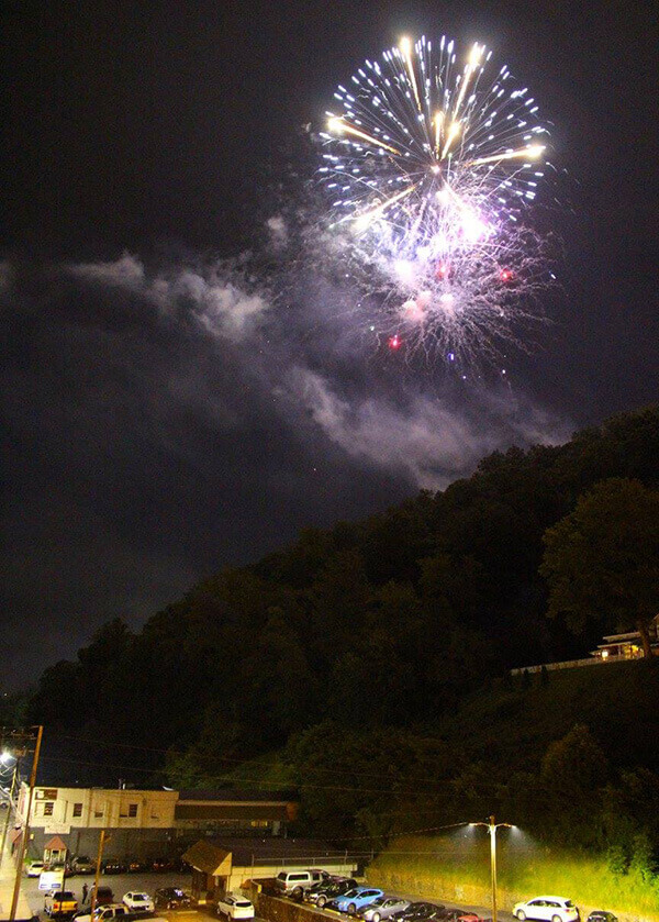 July-4-Fireworks-42b5e885-2e53-46f0-8eb7-03e761f0f841