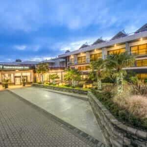 Coast-Tsawwassen-Inn-1-300x300