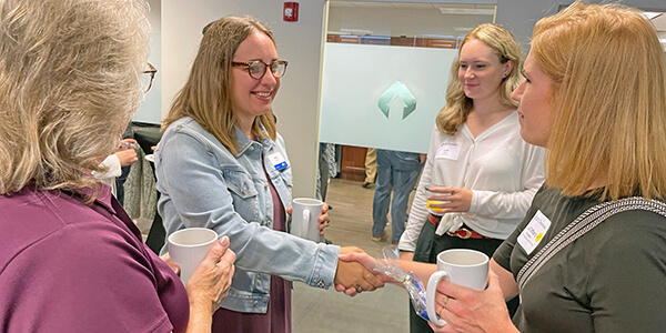Networking shaking hands 600x300 Networking shaking hands 600x300