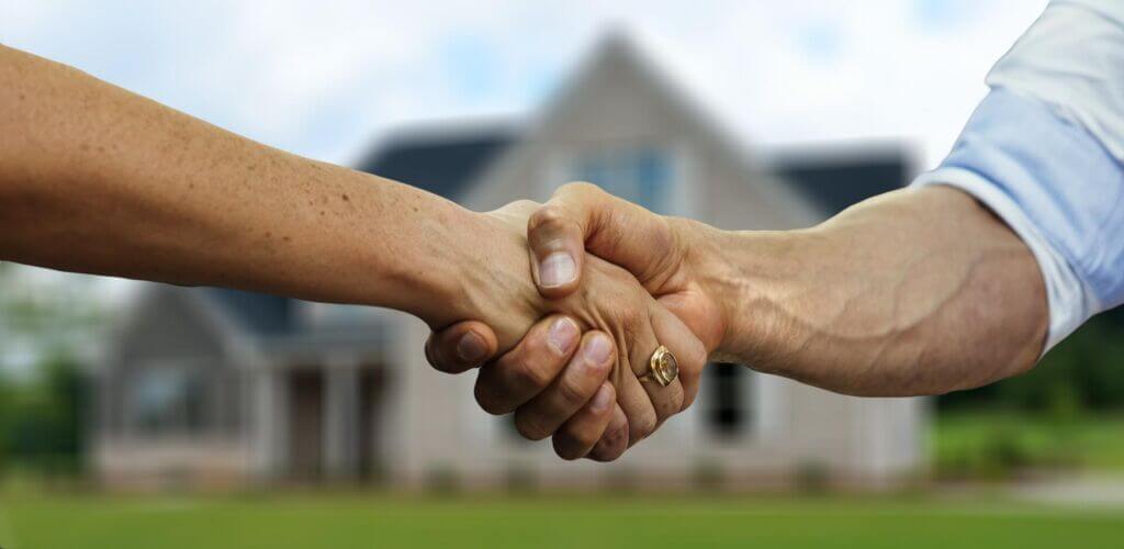 purchase-g03a58d8b3_1920 shaking hands
