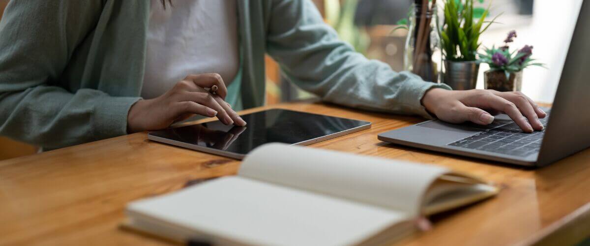 hands on the laptop