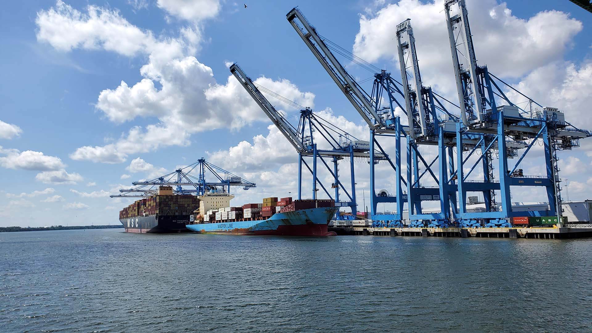 Cranes to unload ships