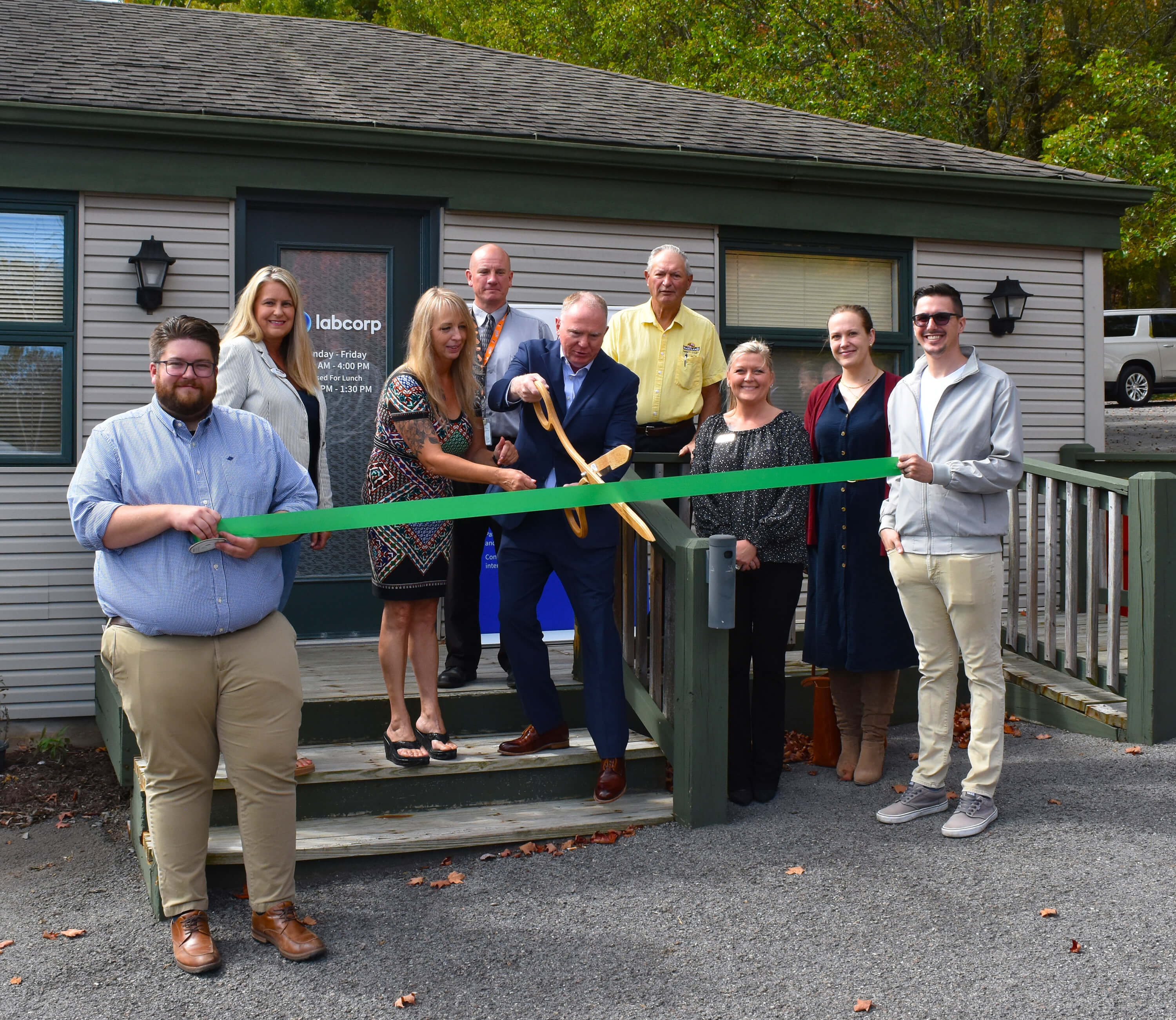 On Thursday, September 19, the Garrett County Chamber of Commerce partnered with the Garrett County Department of Business Development to hold a ribbon cutting ceremony to celebrate the grand opening of Labcorp’s first Patience Service Center (PSC) in Oakland.