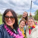 Women with flowers golfing