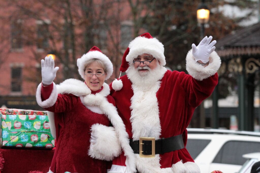 Parade - Santa &amp; Mrs Claus Waving