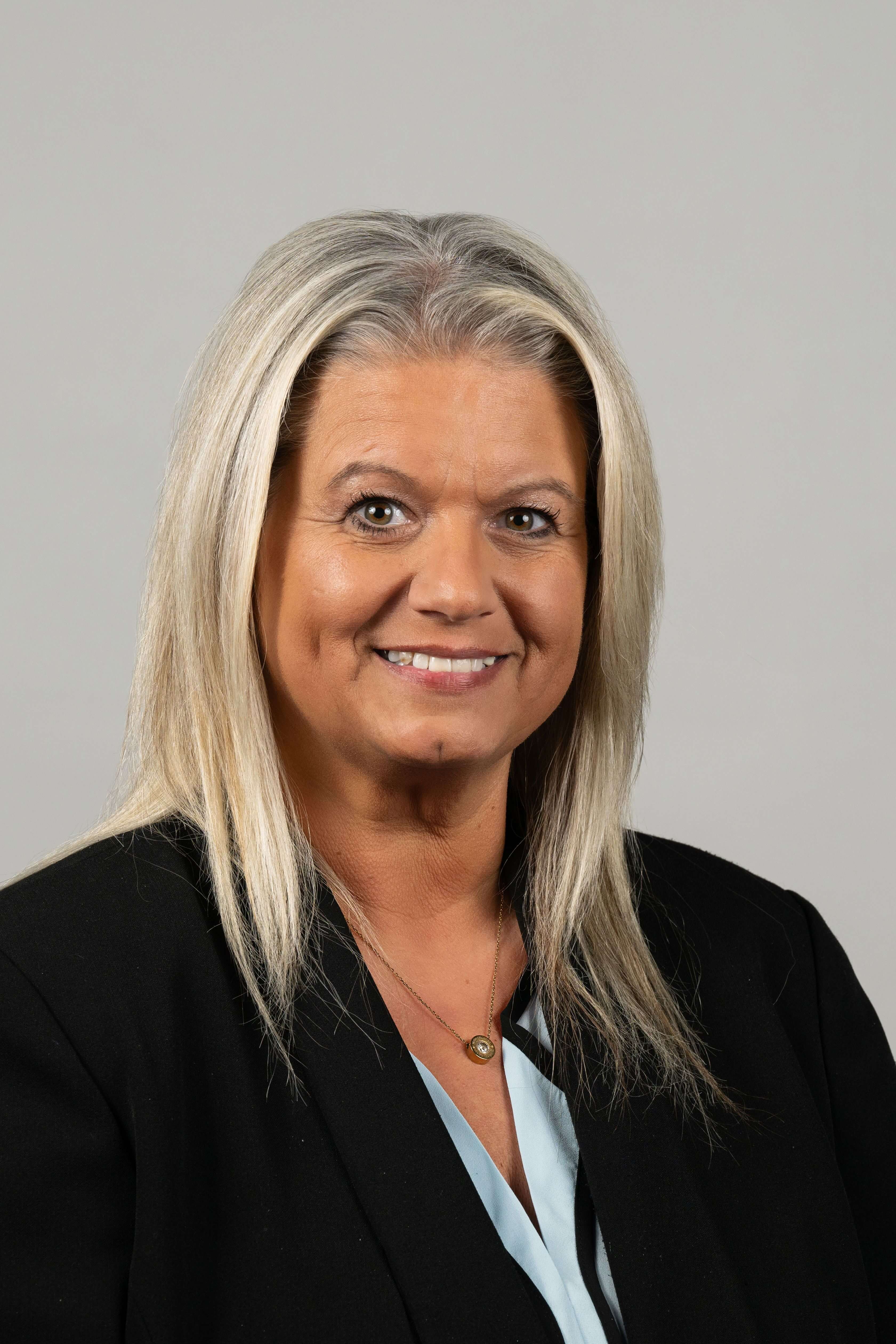 Tammys headshot light gray DSC_6348_compressed