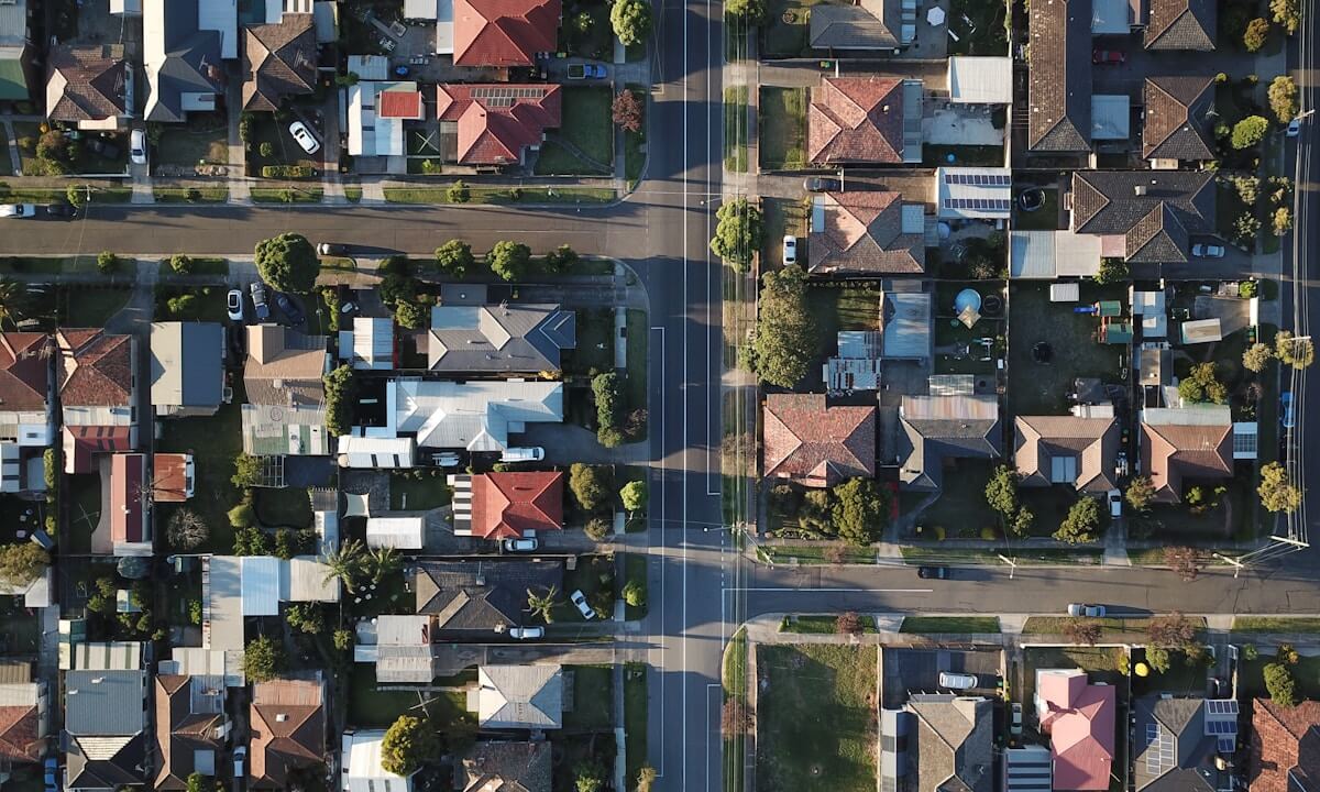 photo-1524813686514-a57563d77965